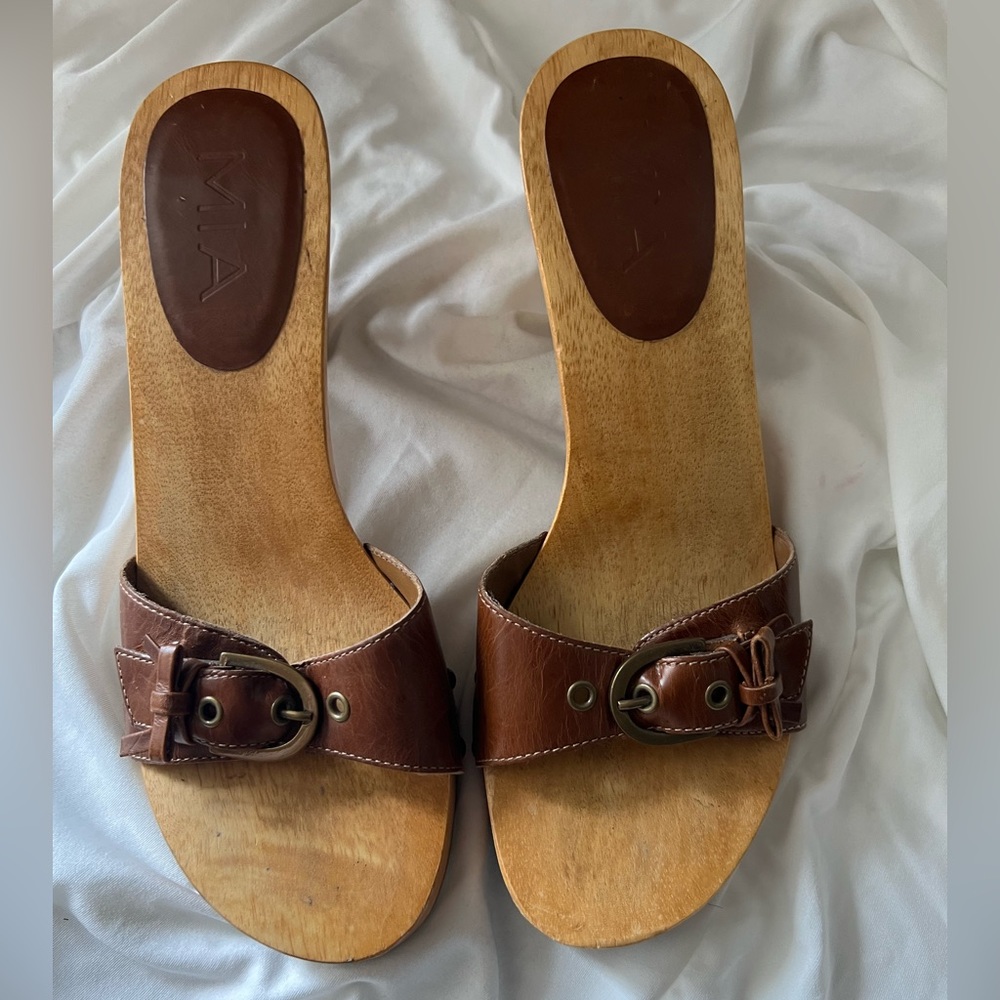 Brown leather Mia open toe mules.